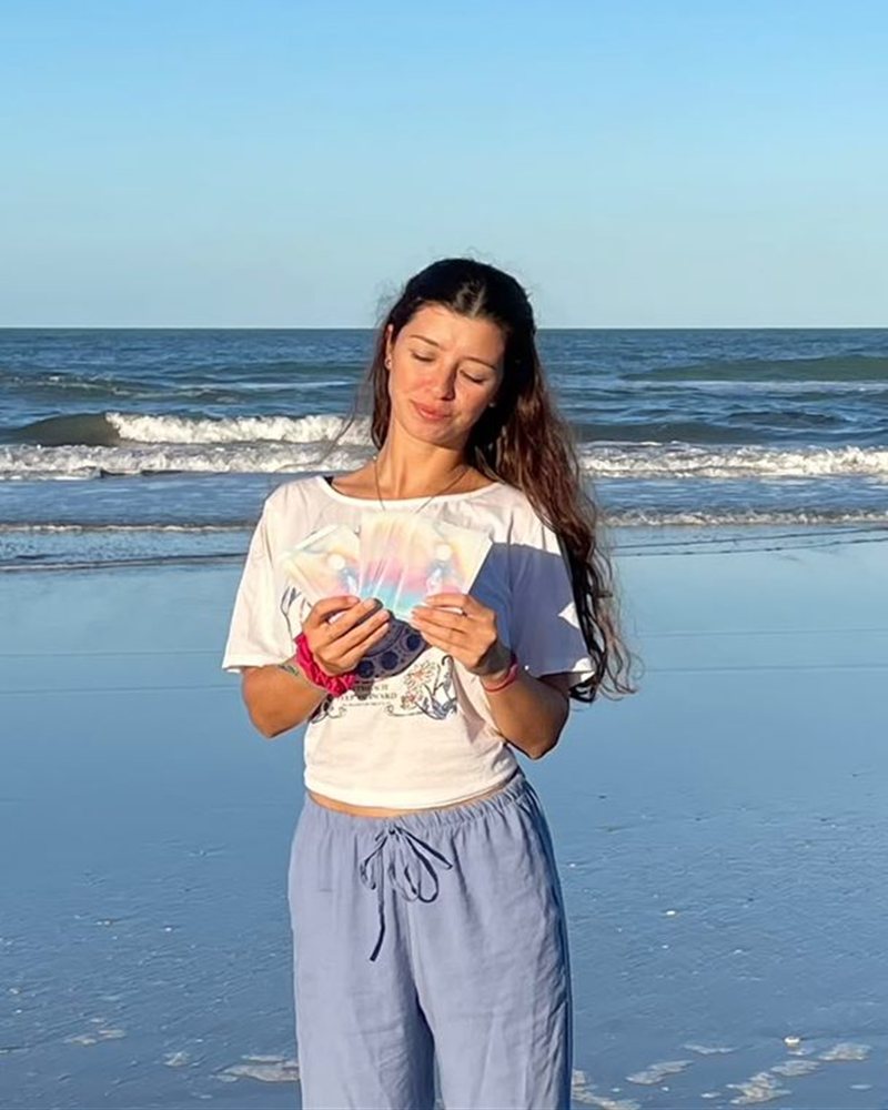 Maria Luján Medone leyendo sus cartas del oráculo frente al mar